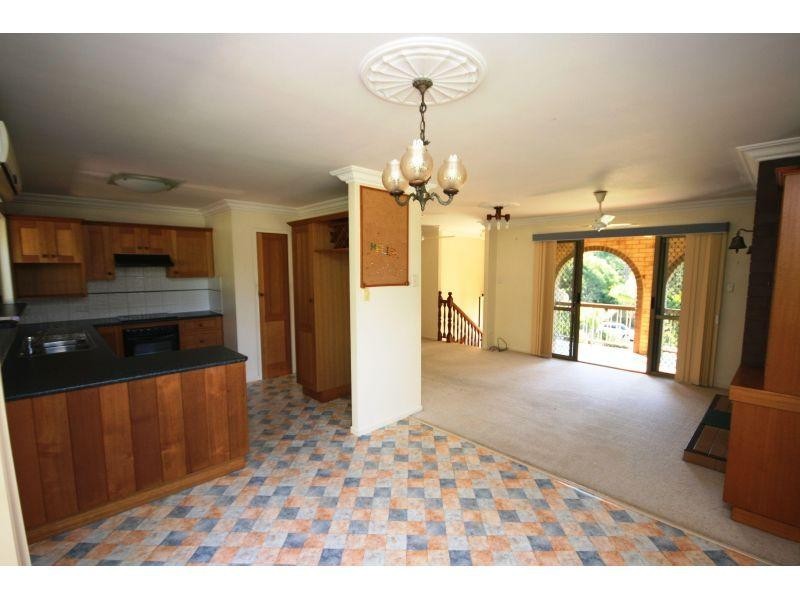 8 Goldstone Crescent, Southside QLD 4570