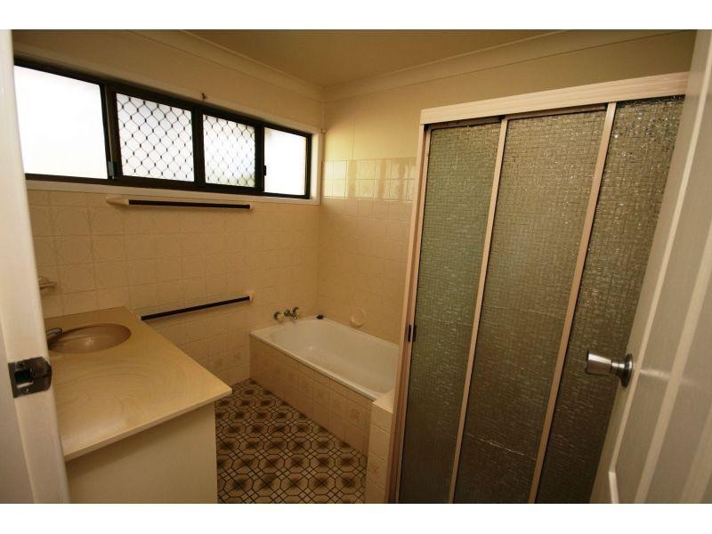 8 Goldstone Crescent, Southside QLD 4570