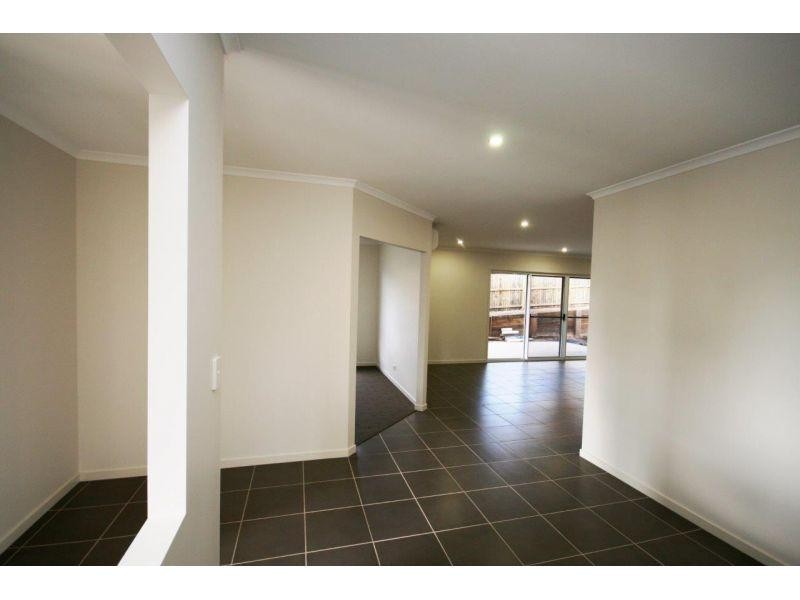 4 Chairmans Close, Jones Hill QLD 4570