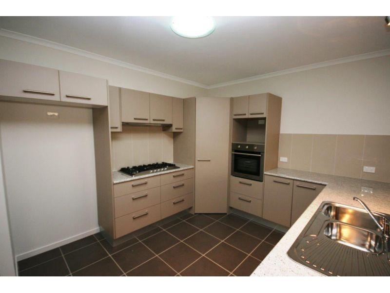 4 Chairmans Close, Jones Hill QLD 4570
