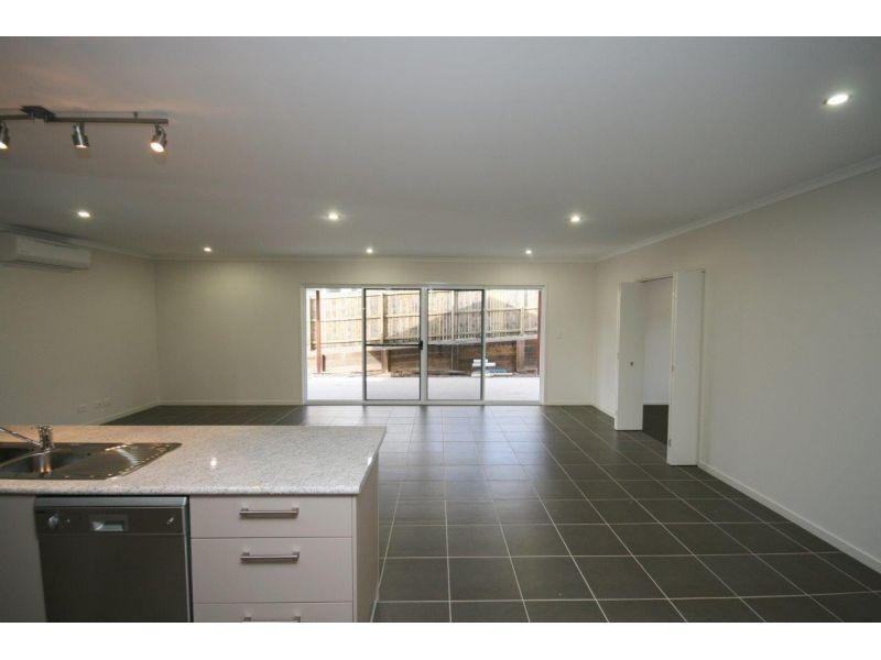 4 Chairmans Close, Jones Hill QLD 4570