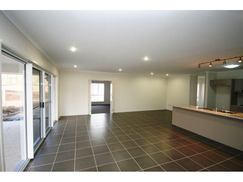 4 Chairmans Close, Jones Hill QLD 4570