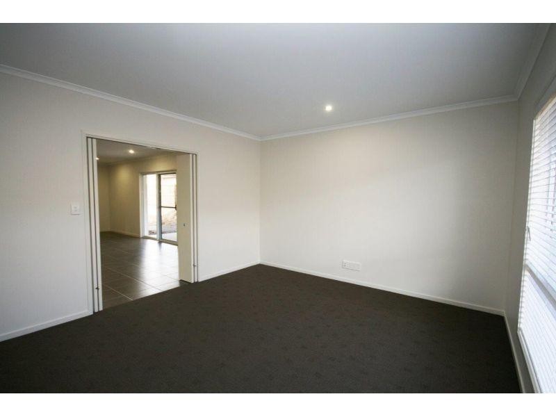 4 Chairmans Close, Jones Hill QLD 4570