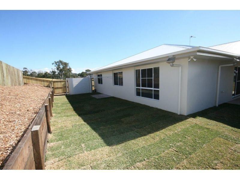 4 Chairmans Close, Jones Hill QLD 4570