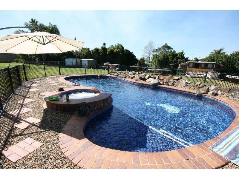 3 Rosslyn Road, Southside QLD 4570