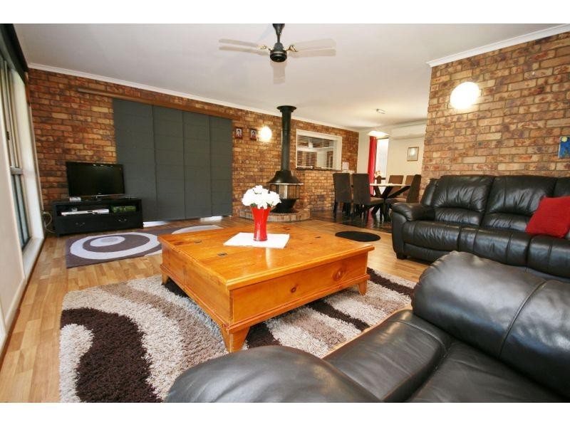 3 Rosslyn Road, Southside QLD 4570