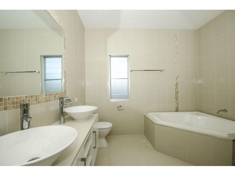 1/8 Nannygai Street, Noosaville QLD 4566