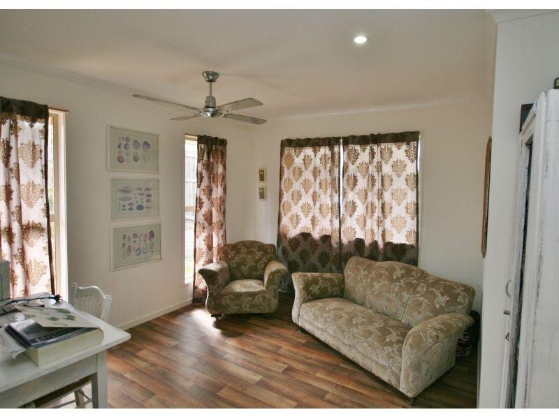 8 Managers Court, Jones Hill QLD 4570