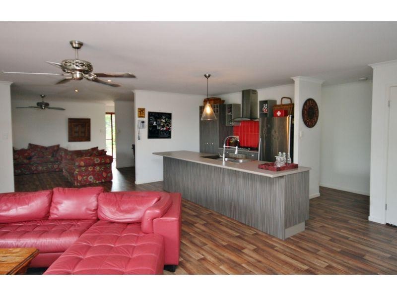 8 Managers Court, Jones Hill QLD 4570