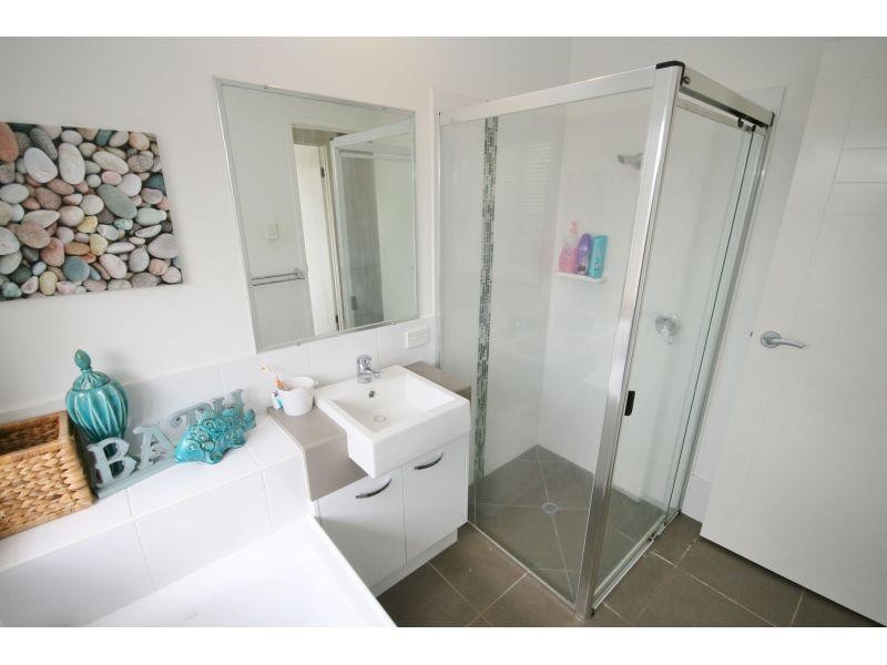 8 Managers Court, Jones Hill QLD 4570