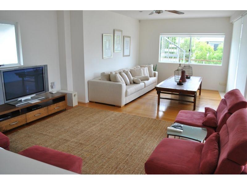 2/4 Howard Street, Noosaville QLD 4566