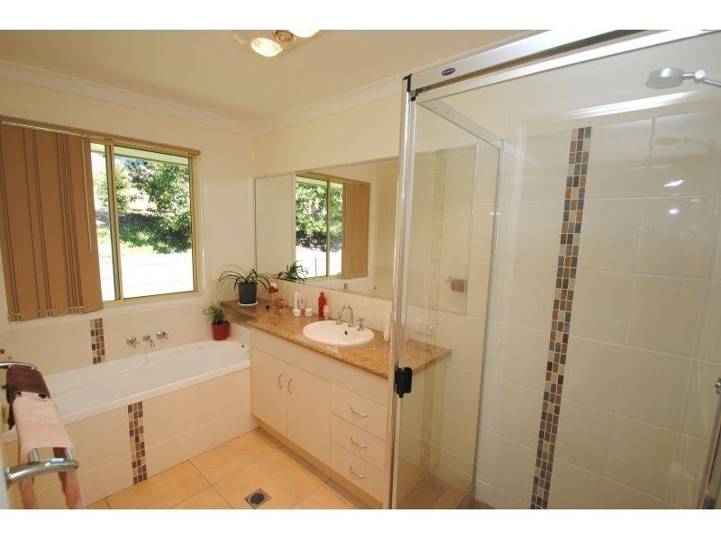 4 Oxley Court, Southside QLD 4570