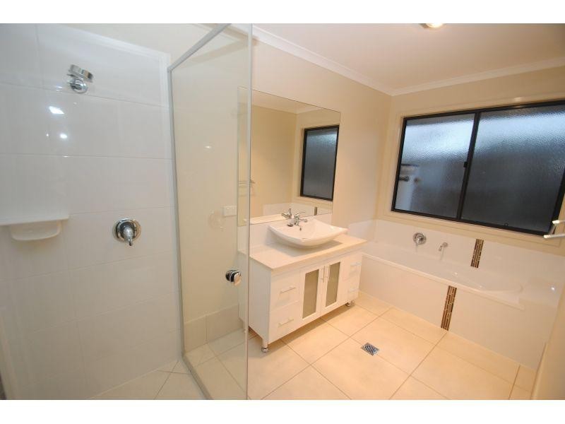 8 Eagle Hawk Drive, Southside QLD 4570