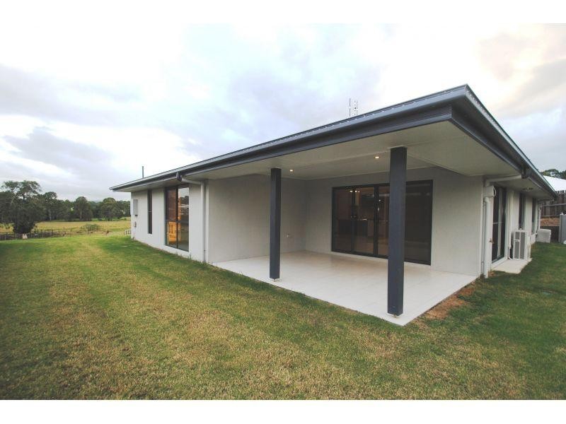 8 Eagle Hawk Drive, Southside QLD 4570
