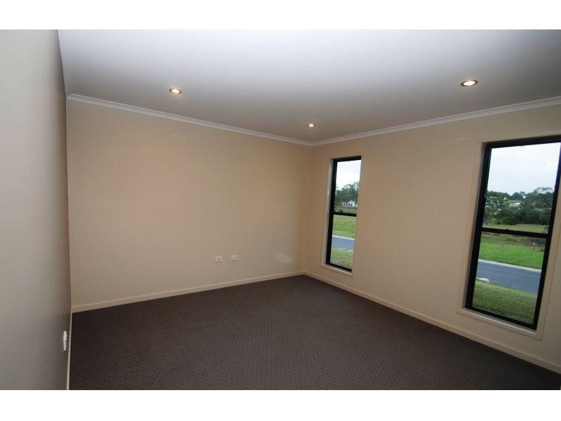 8 Eagle Hawk Drive, Southside QLD 4570