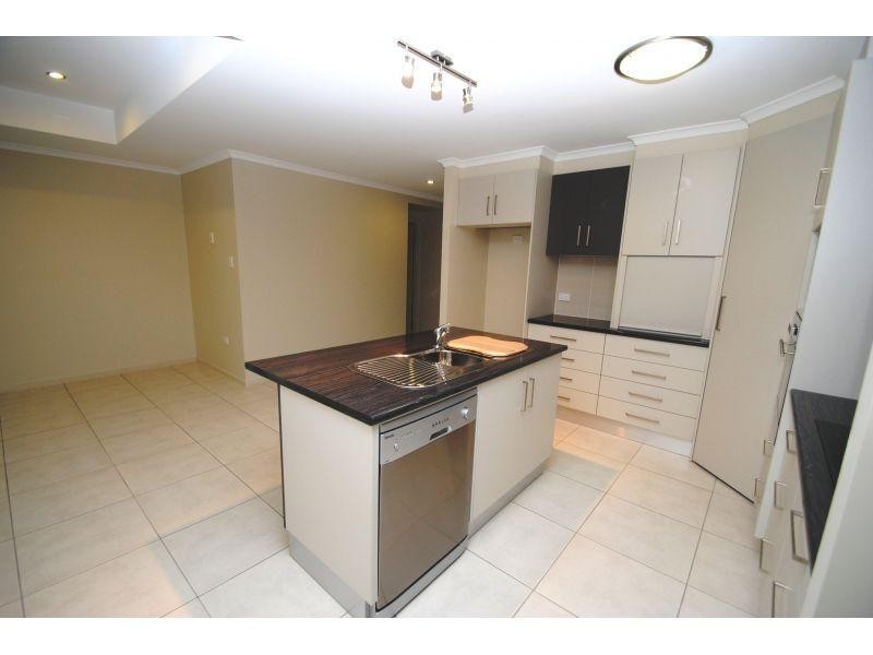 8 Eagle Hawk Drive, Southside QLD 4570