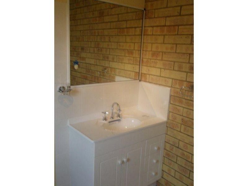 8 Furness Road, Southside QLD 4570