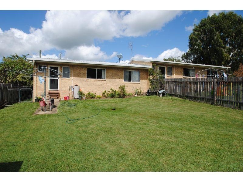 8 Furness Road, Southside QLD 4570