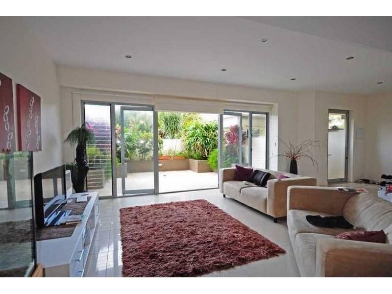 2/8 Leo Crs, Alexandra Headland QLD 4572