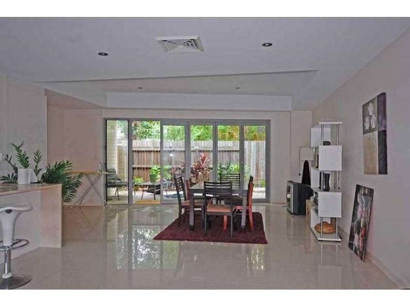 2/8 Leo Crs, Alexandra Headland QLD 4572