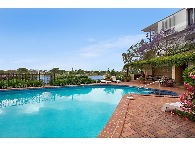 82 Sandford Road, St Lucia QLD 4067