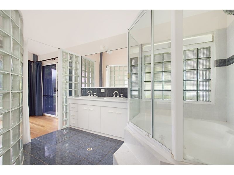 6 Sapphire Court, Kenmore QLD 4069
