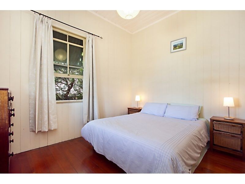 27 Macrossan Avenue, Norman Park QLD 4170