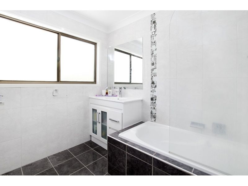 8 Illoura Grove, Karana Downs QLD 4306