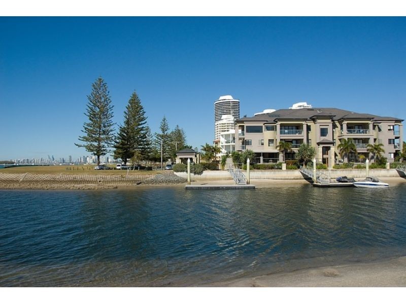 10, 36 Oatland Esplanade, Runaway Bay QLD 4216