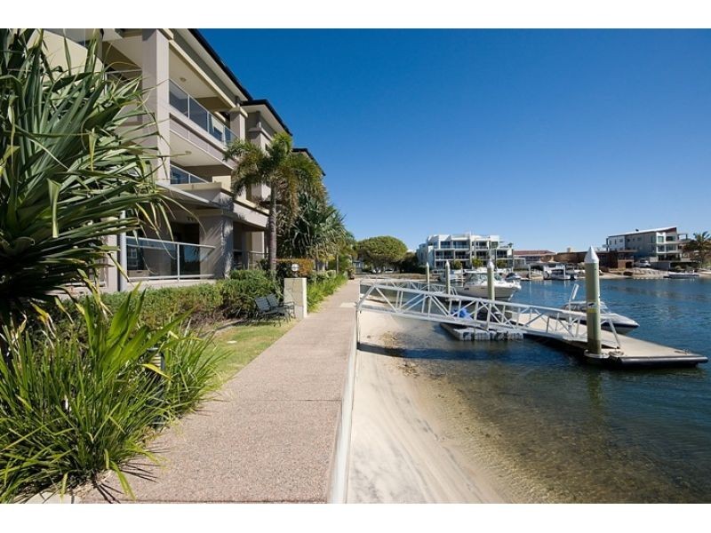 10, 36 Oatland Esplanade, Runaway Bay QLD 4216