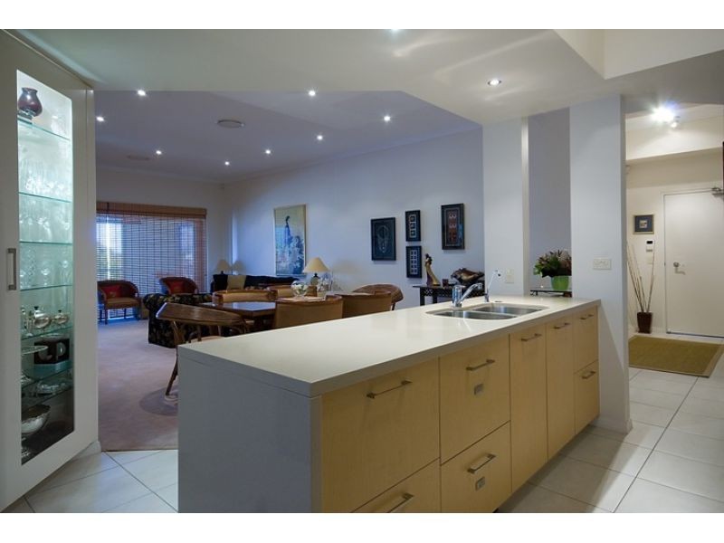 10, 36 Oatland Esplanade, Runaway Bay QLD 4216