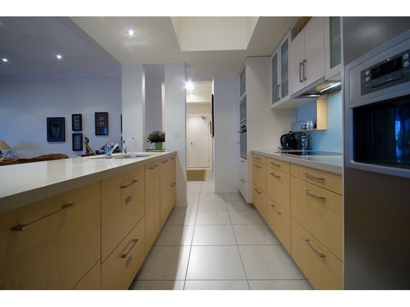 10, 36 Oatland Esplanade, Runaway Bay QLD 4216