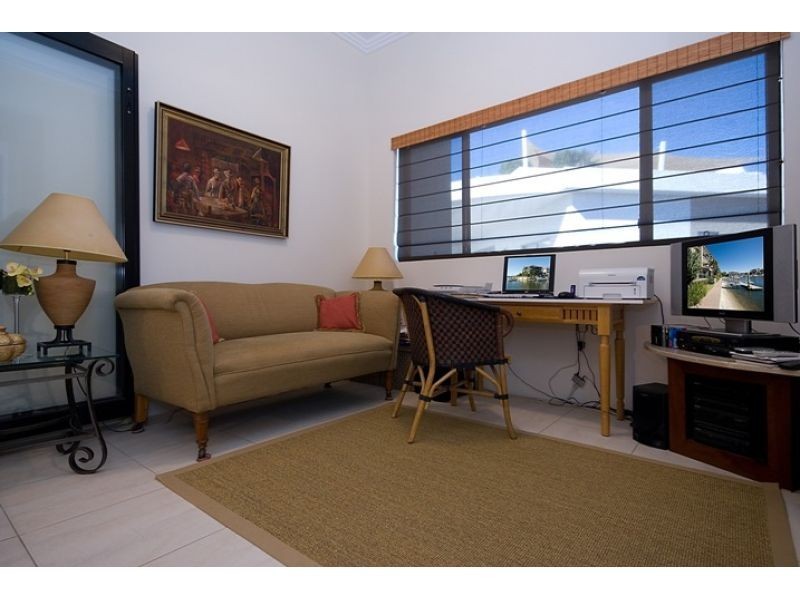 10, 36 Oatland Esplanade, Runaway Bay QLD 4216