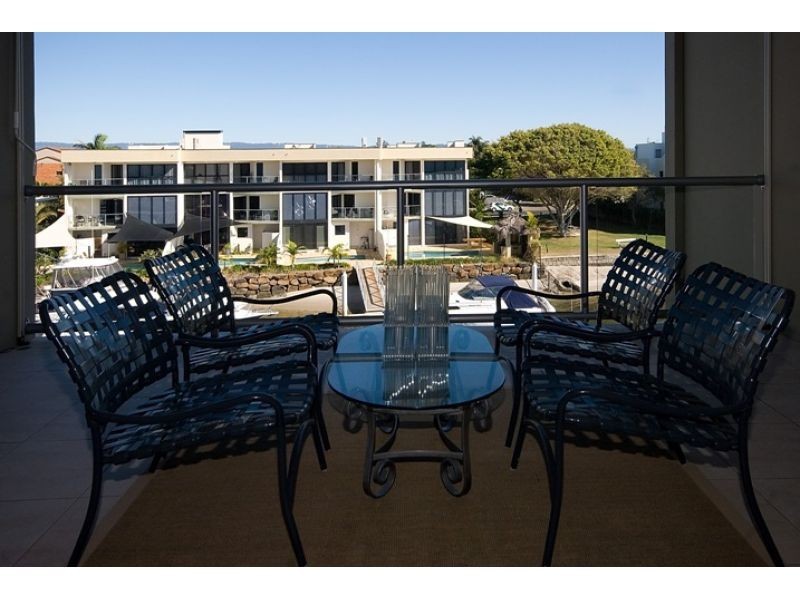 10, 36 Oatland Esplanade, Runaway Bay QLD 4216