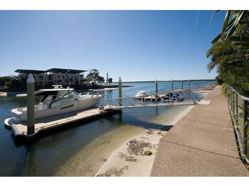 10, 36 Oatland Esplanade, Runaway Bay QLD 4216