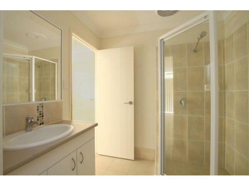 2/6 Crestwood Court, Kurwongbah QLD 4503