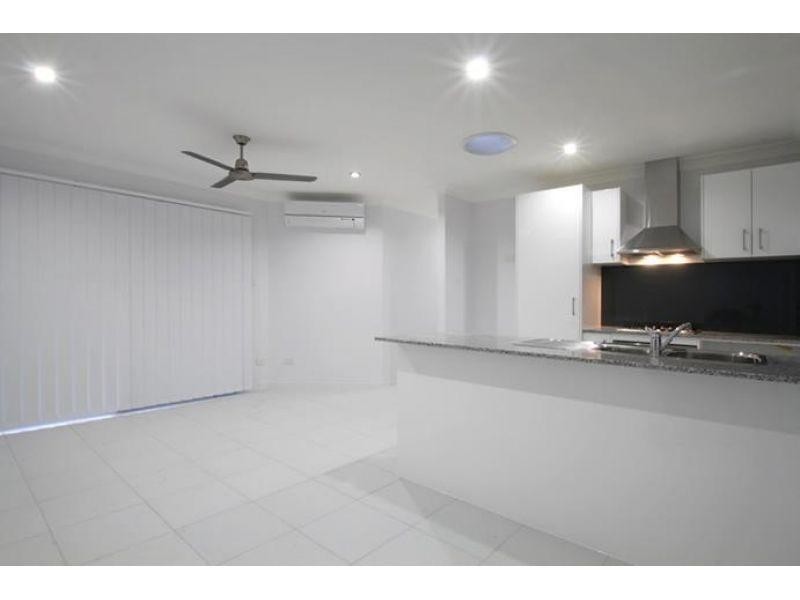 2/6 Sapphire Court, Morayfield QLD 4506