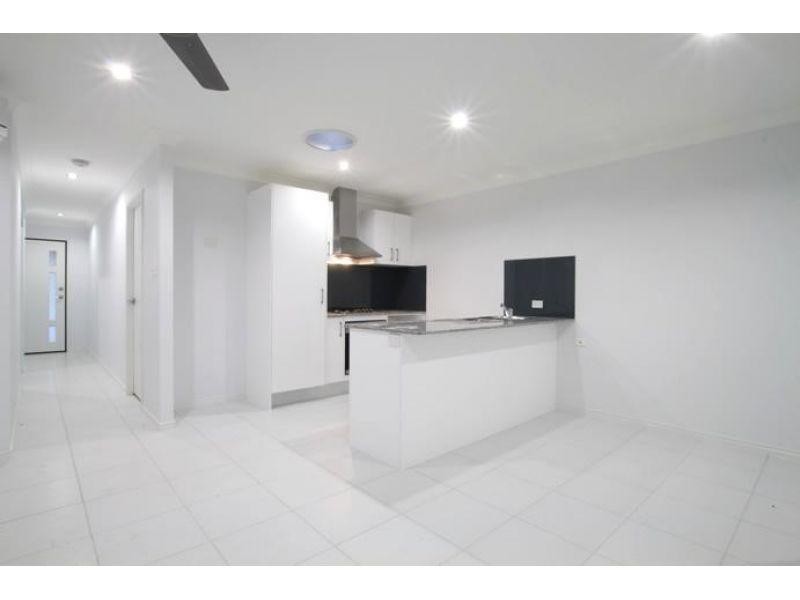 2/6 Sapphire Court, Morayfield QLD 4506
