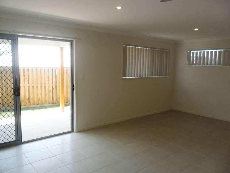 1/4 Fairy Wren Circuit, Dakabin QLD 4503