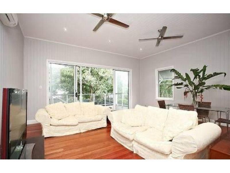 221 Rainbow Street, Sandgate QLD 4017