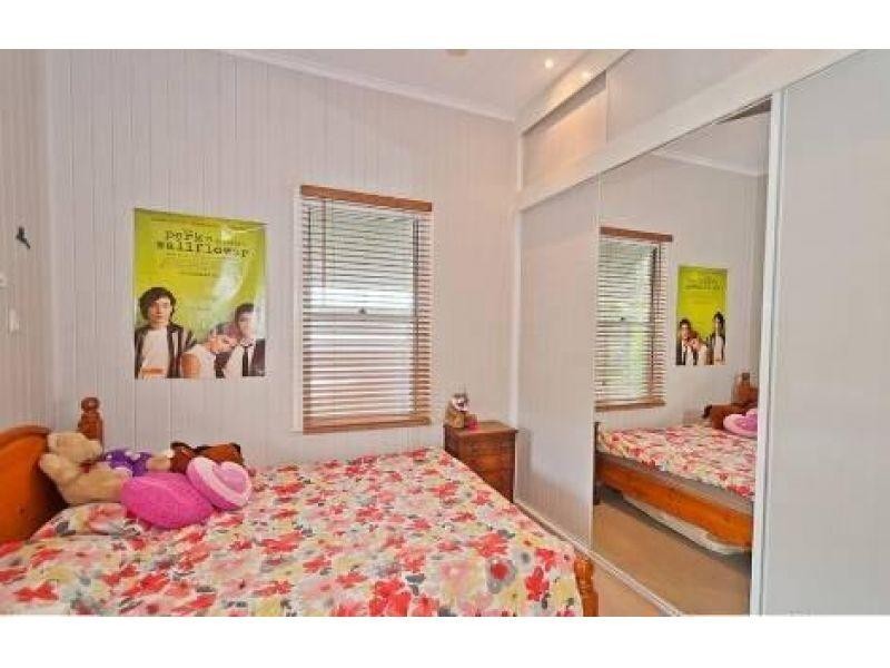 221 Rainbow Street, Sandgate QLD 4017