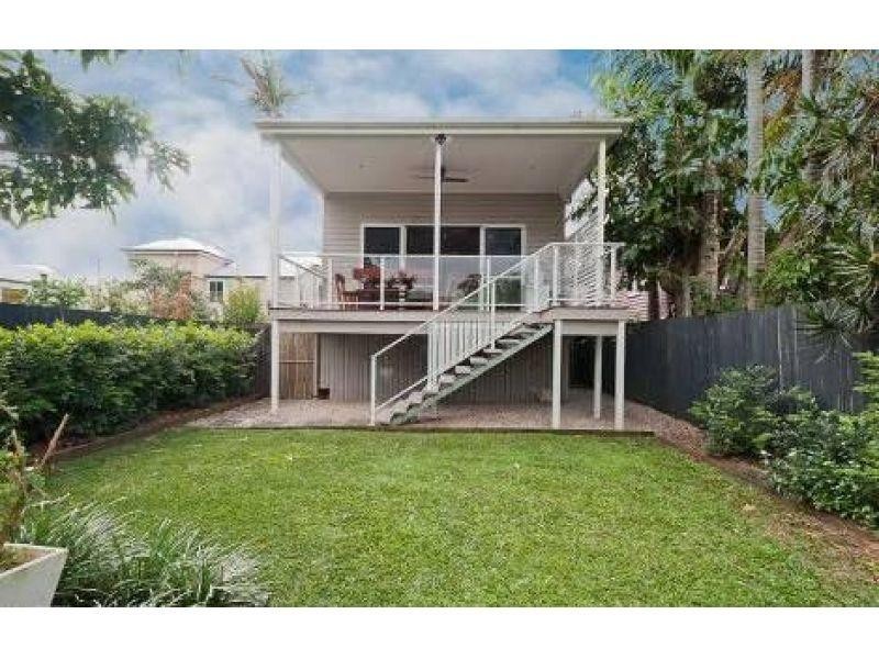 221 Rainbow Street, Sandgate QLD 4017