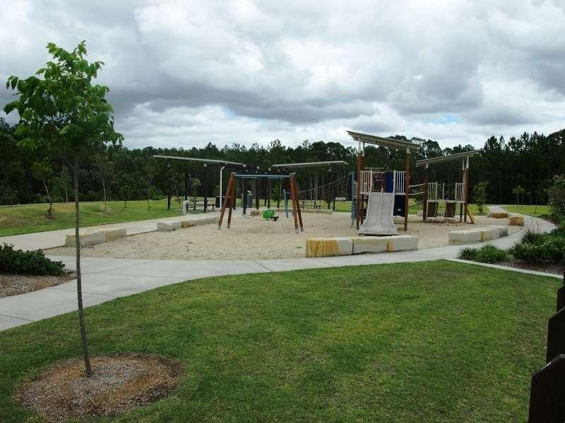 2/8 Parkway Crescent, Caboolture QLD 4510