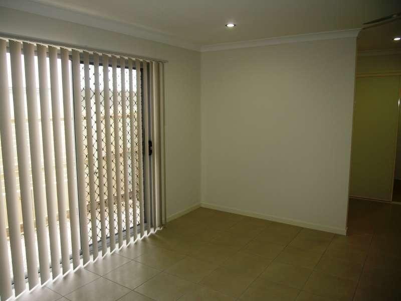 2/4 Roland Court, Kallangur QLD 4503