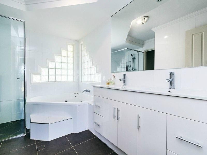 1 Ashleigh Court, Eatons Hill QLD 4037