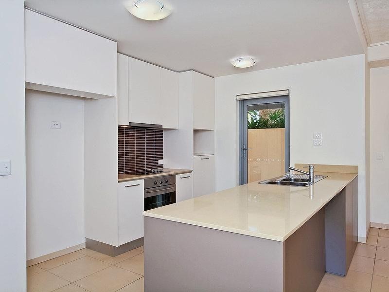 423/66 Sickle Avenue, Hope Island QLD 4212