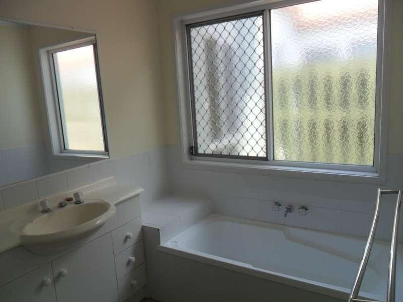 162 Greenacre Drive, Arundel QLD 4214