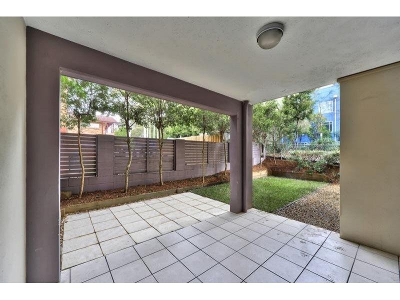 2/42 Hilltop Avenue, Chermside QLD 4032