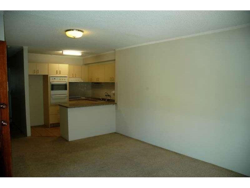 4/25 Lenneberg Street, Southport QLD 4215