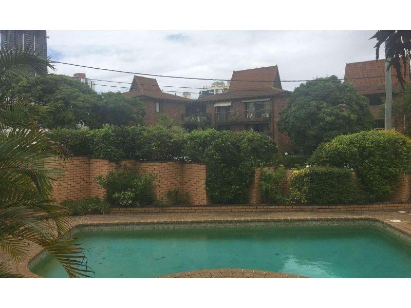 1/6 Lenneberg Street, Southport QLD 4215